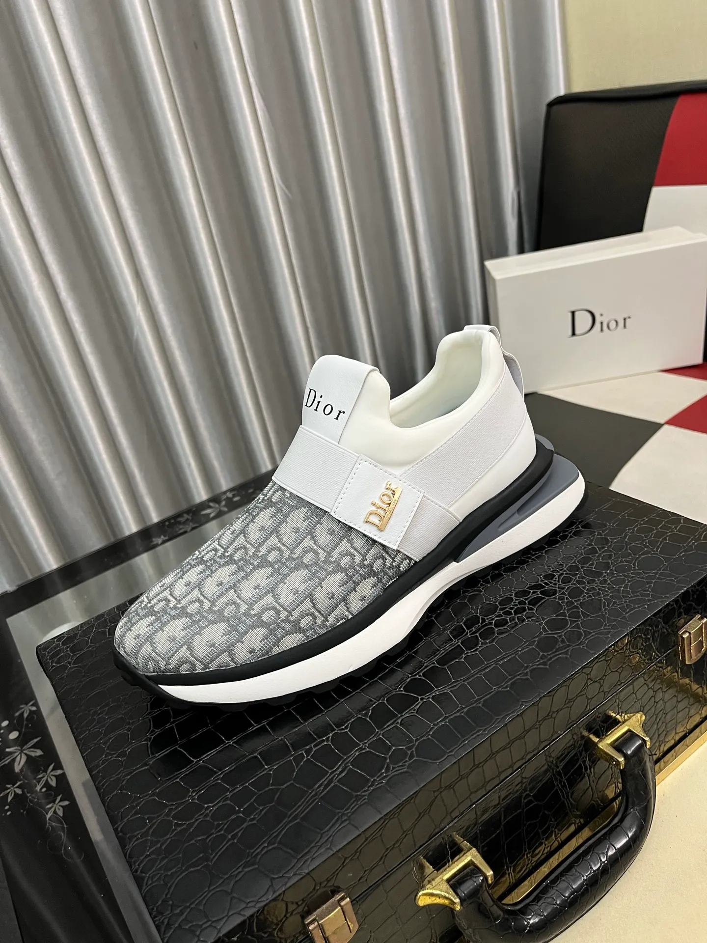 Men's Men's Shoes 💰458⌚️⌚️Dior [Dior] men's casual and trendy shoes are on the market! Strong British fashion style, the upper is made of nubuck leather with printed fabrics, comfortable pigskin lining, and original molded outsole. Designed by European and American masters, the perfect shape creates high quality, super versatile and very comfortable. High-end without losing taste, fashionable and novel! Code number: 38～442️⃣Colors available